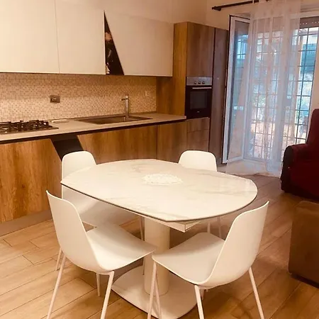 Large Garden Apartment Rom